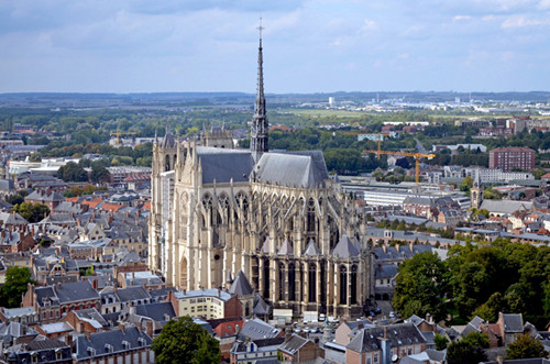 Amiens-Cathedral-?-Thierry80-licence-CC-BY-SA-4.0-from-Wikimedia-Commons_副本.jpg